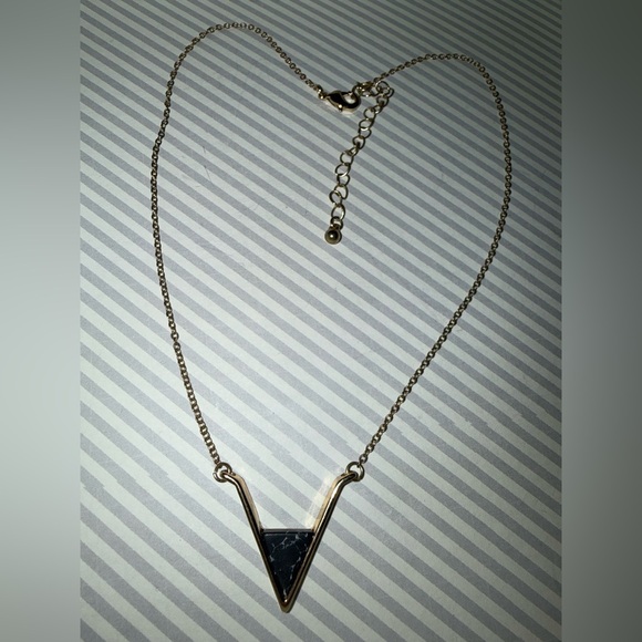 Source Unknown Goldtone and Black V-Pendant Necklace - Picture 3 of 9